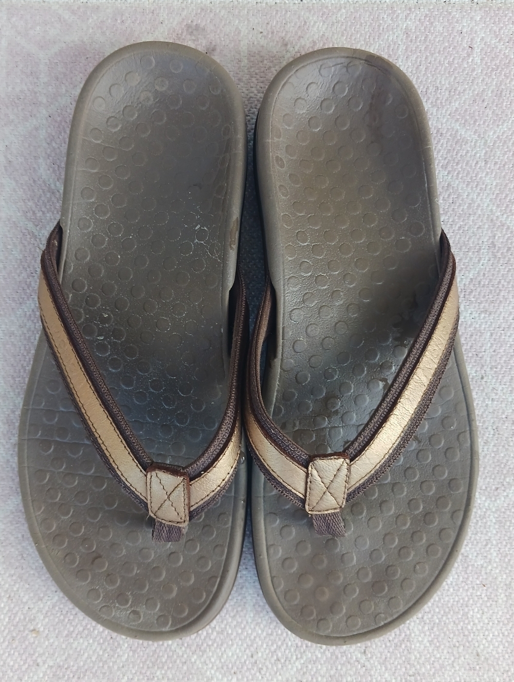 Vionic Women's Metallic Brown Thong Sandals Size 9- 9.5 - Picture 2 of 3